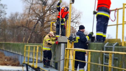 Strażacy zakładali belki przeciwpowodziowe [ZDJĘCIA]