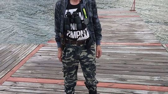 Strażnik rybacki z bronią niczym strażnik Teksasu