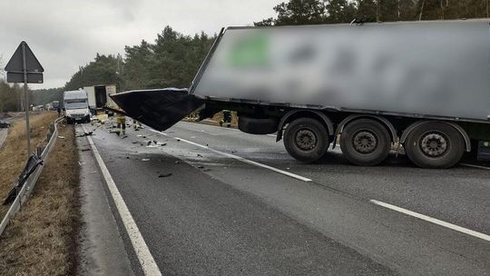 Strzeliła opona w samochodzie ciężarowym i kolizja 2 osobówek