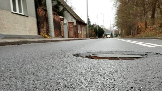 Studzienka, która zagraża nie tylko kierowcom