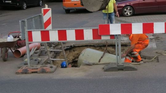 Studzienkę wstawili, ale dziurę zostawili