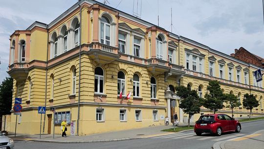 Stwierdzili, że grozi w sekretariacie burmistrza bronią. Do urzędu na sygnałach przyjechała policja