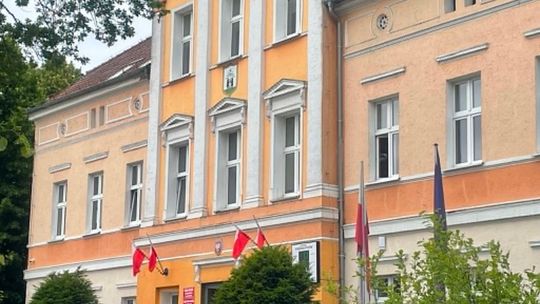 Sukces mieszkańców i redakcji. Policja zmusiła burmistrza Krzysztofa Tkacza do zdjęcia brudnej flagi
