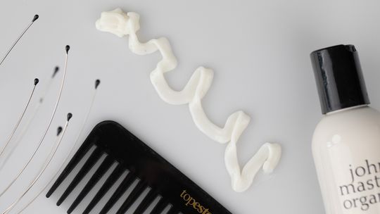 Suplementy na wypadanie włosów - co stosować? Zapytaliśmy o to kosmetologa