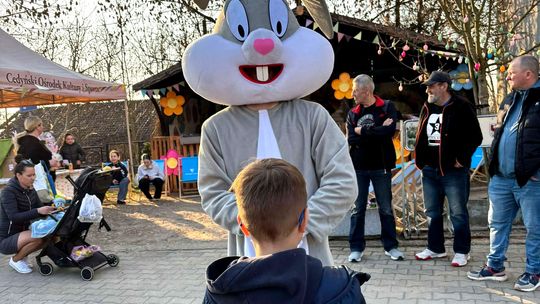 Świąteczna atmosfera w centrum miasteczka. Jarmark Wielkanocny pełen atrakcji Świąteczna atmosfera w centrum miasteczka. Jarmark Wielkanocny pełen atrakcji