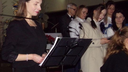 Świąteczne kolędowanie w Gryfinie. Magiczny koncert „Wśród nocnej ciszy” zachwycił mieszkańców