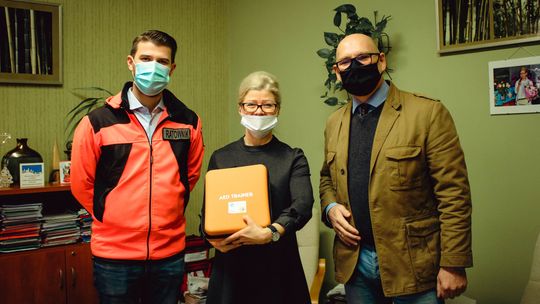 Świąteczne prezenty. Defibrylatory szkoleniowe powędrowały do młodych ratowników