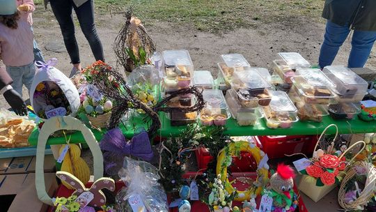 Wielkanocne smaki i kolory na targu. Rodzice przedszkolaków przygotowali wyjątkową niespodziankę