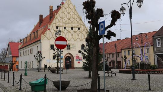 Świąteczne strumienie fontanny świecą się w dzień i w nocy