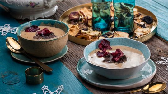 Świąteczny żurek z grzybami, serkiem kremowym i chipsem buraczanym