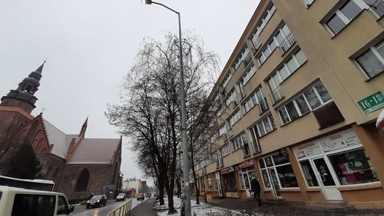 Świecą lampy (i nie tylko) do południa