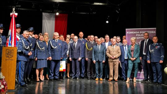 Awanse i odznaczenia w KPP Gryfino. Publikujemy pełną listę awansowanych i odznaczonych