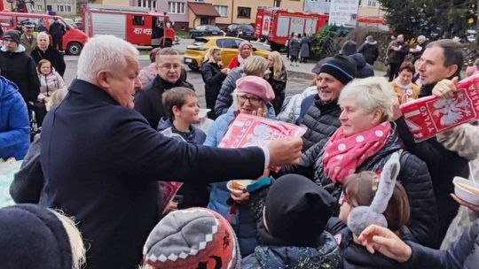 Świętowali w kościele i na cmentarzu. Salwa została oddana