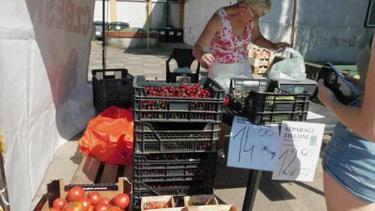 Świeże owoce i warzywa kuszą na straganie Świeże owoce i warzywa kuszą na straganie