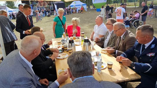 Symbol wdzięczności i jedności. O tradycji dzielenia się chlebem w Glinnej