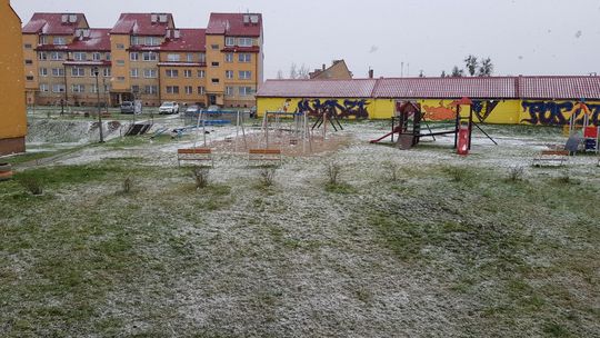 Sypnęło śniegiem i gradem w Wielkanocny Poniedziałek