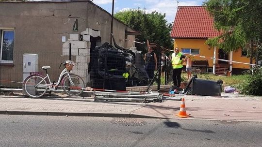 Szalał na drodze i wjechał w dom, bo był… nietrzeźwy
