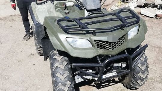 Szalony starszy mężczyzna na quadzie wpadł w ręce policji Szalony starszy mężczyzna na quadzie wpadł w ręce policji