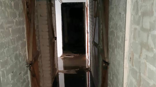 Szambo wybiło, śmierdzi, a nie nie ma kto posprzątać