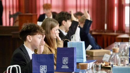 Szantaż i kolesiostwo w cieniu ratusza? Radni grożą masowym składaniem mandatów! Szantaż i kolesiostwo w cieniu ratusza? Radni grożą masowym składaniem mandatów!