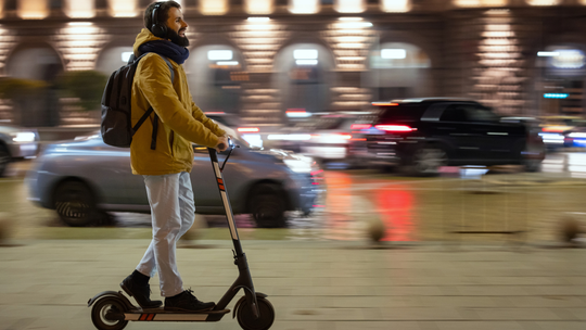 Hulajnogi z szarej strefy zalewają ulice. Popyt napędza ryzyko