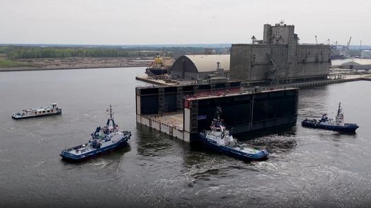 Szczeciński „Wulkan” pręży muskuły. Drugi moduł gigantycznego doku już na wodzie [FILM]