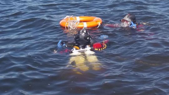 Szczeniaki wsadził do reklamówki. Obciążył cegłą i wrzucił do jeziora