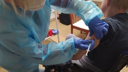 Szczepią pensjonariuszy z domów pomocy i dodatkowe osoby