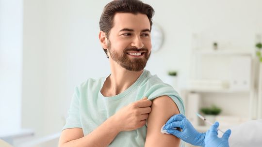 Opóźnienie dostaw szczepionek na grypę: Farmaceuci tłumaczą przyczyny i zasady refundacji