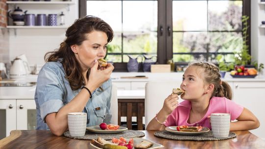 Szkolne śniadanie od ręki: Jakie produkty warto zawsze mieć w domu?