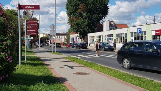 Szła do pracy i potrącona została na pasach. W ciężkim stanie śmigłowiec przetransportował ją do szpitala