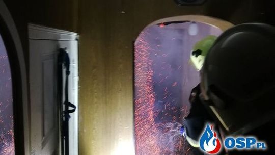 Szły iskry, a strażacy pracowali w maskach. Omal się nie spalił cały dom. 