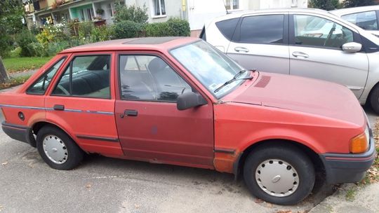 Szroty blokują miejsca parkingowe [list czytelniczki]