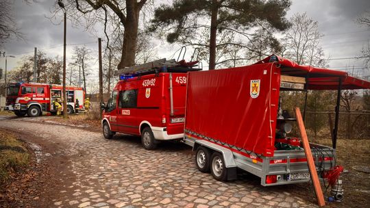 Szybka reakcja służb. Woda wdarła się do budynku, konieczny był specjalistyczny sprzęt Szybka reakcja służb. Woda wdarła się do budynku, konieczny był specjalistyczny sprzęt