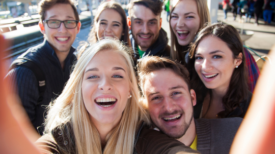 Młodzi zadłużają się coraz bardziej. Kim są młodzi dłużnicy i na co pożyczają?