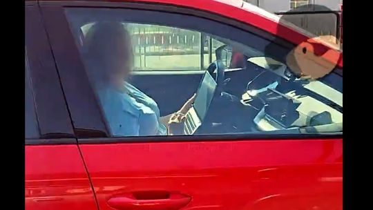 Jechała autem i jednocześnie pracowała na komputerze [WIDEO]