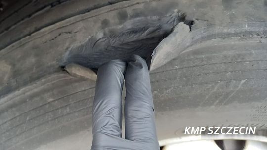 Taaaka dziura w kole! Policjanci zatrzymali autobus, a dzieci nie wyjechały punktualnie