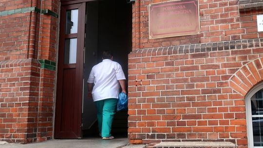 Tablica, która straszy na budynku szpitala Tablica, która straszy na budynku szpitala