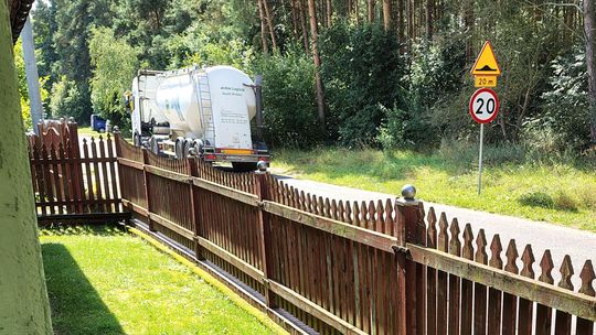 Tajemnicze ciężarówki w Nowym Czarnowie: Mieszkanka przerażona transportem nieznanych substancji