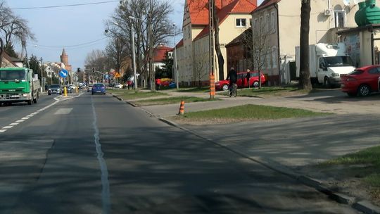 Tajemnicze pomarańczowe słupki 