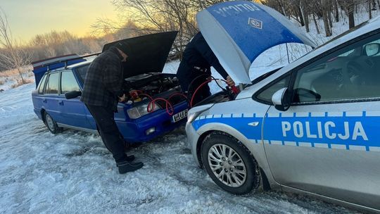 Tajemnicze spotkanie na zaśnieżonym poboczu