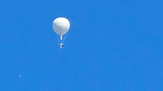 Tajemniczy balon nad plażą. Kto m oko na znajdujących się nad jeziorem