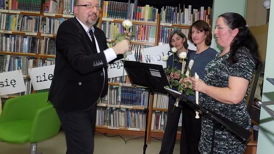 Tajemniczy wieczór pełen niespodzianek, zapachu róż i konfitur