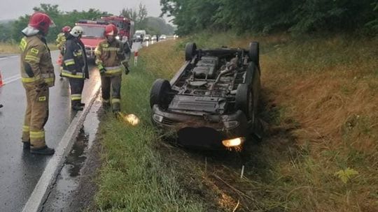 Tak BMW wylądowało w rowie. Ile wynosi mandat za chwilę nieuwagi?