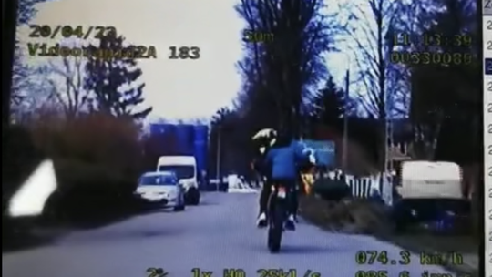 Tak motocyklista uciekał przed policjantami [film]