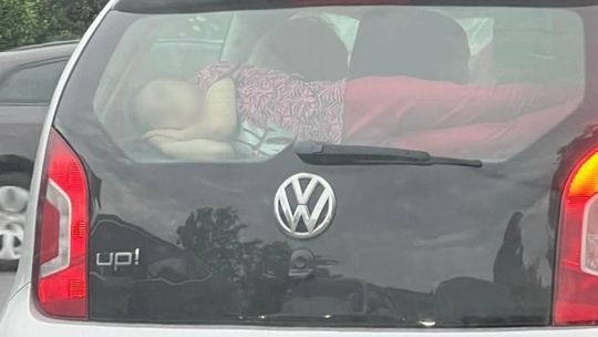 Tak przewoził dziecko w aucie. Mrożące krew w żyłach zdjęcie publikuje policja. Kto zna kierowcę?
