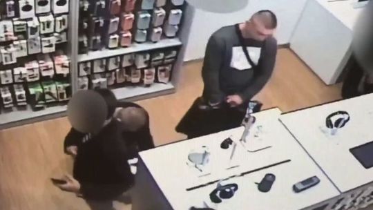 Tak okradziono sklep z elektroniką