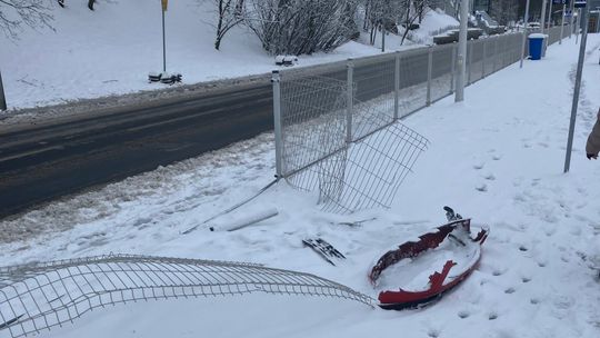 Tak pędził autem, że zderzak zgubił na... peronie