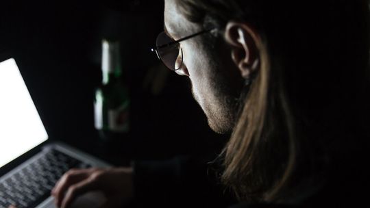 Atak na Żabkę i oszustwo na WhatsAppie. Jak zabezpieczyć konto i ochronić wyciekłe dane