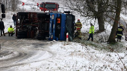 Tak przewróconą ciężarówkę postawili na koła [WIDEO]